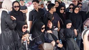 Olla-Ramlan-berusaha-tegar-mengantar-sang-mama-Tisah-Djahri.jpg