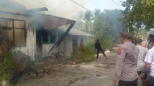 PADAMKAN-API-Warga-adan-polisi-berusaha-memadamkanD.jpg