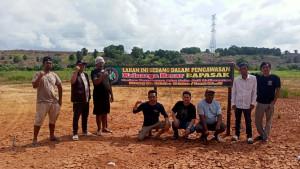 PAJANG-BANNER-Warga-Kintap-memajang-banner-di-lokasi-lahan-yang-disengketakan.jpg