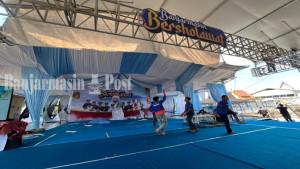 PANGGUNG-UTAMA-sejumlah-pekerja-sedang-mempersiapkan-lokasi-pd.jpg