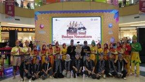 PARA-pemain-pentas-seni-Politala-ceria-berpose-dengan-Direktur-Politala.jpg