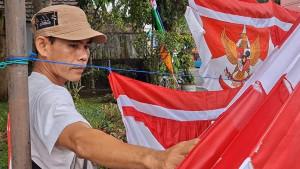 PEDAGANG-BENDERA-Asep-pedagang-bendera-merah-putih-asal-Bandung-1.jpg