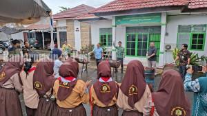 PEMUSHANAN-SABU-Pelajar-di-Balangan-menyaksik.jpg