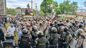 PENGEROYOKAN-Aksi-unjuk-rasa-oleh-warga-sipil-LSM-Organisasi-Kepemudaan-sdd.jpg