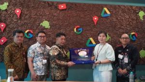 PENGHARGAAN-Bupati-HST-Samsul-Rizal-saat-terima-penghars.jpg