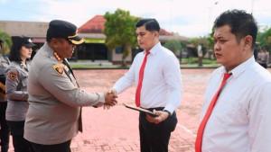 PENGHARGAAN-Penyerahan-penghargaan-kepada-personel-sd.jpg