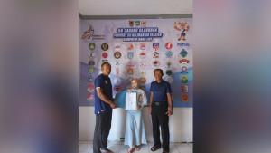 PENGURUS-Askab-PSSI-Tala-menyerahkan-surat-sanggahan-ke-KONI-Tala.jpg