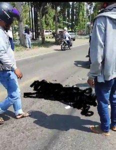 PEREMPUAN-tergeletak-di-Aspal-pada-insiden-laka-lantas-di-Jalan-A-Yani.jpg