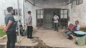 PETUGAS-Polsek-Pelaihari-saat-berada-di-kamar-jenazah-RSUD-Hadji-Boejasin.jpg