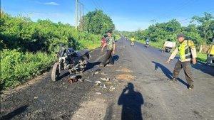 PETUGASmelakukan-penanganan-laka-lantas-di-jalan-raya-di-Desa-Bentok-Kampung-Jumat-57-pagi.jpg