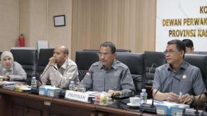 PIMPIN-RAPAT-Ketua-DPRD-Kalsel-Supian-HK-12.jpg