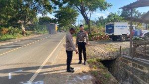POLISI-melakukan-olah-TKP-laka-lantas-di-jalan-A-Yani-Desa-Tajaupecah.jpg