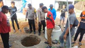 POLISI-saat-melakukan-pengecekan-sumur-di-lingkungan-PT-Ciomas-di-Desa-Ujung12.jpg