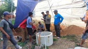 POLISI-saat-mengecek-sumur-di-lingkungan-kandang-perusahaan-di-Desa-Ujung1.jpg
