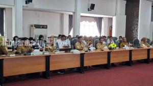 PPKBPPPA-HSS-bersama-Disdikbud-dan-BKPSDM-HSS-saat-rapat-bersama-Komisi-I-DRPD-HSS.jpg