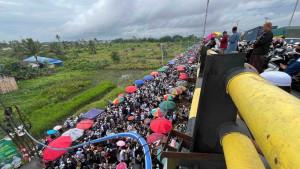 Padatnya-jamaah-di-Jembatan-Basirih.jpg