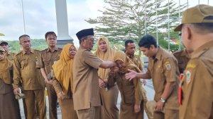 Paman-Birin-memimpin-apel-di-halaman-kantor-Gubernur-Kalsel-Banjarbaru-Senin.jpg