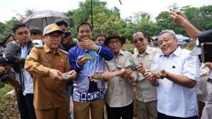 Panen-ikan-papuyu-di-Karangintan.jpg