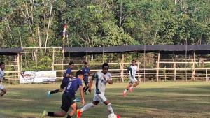 Para-Pemain-Risario-Central-FC-Kostum-Biru-saat-beradu-sprint-bersama-para-pemain-Papadaan-FC.jpg