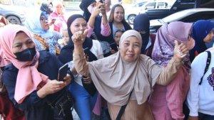 Para-korban-yang-berkumpul-di-halaman-Mapolresta-Balikpapan-asdf.jpg