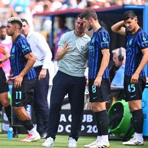 Para-pemain-Inter-Milan-mendapat-pengarahan-langsung-setelah-jeda-babak-pertama.jpg