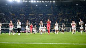 Para-pemain-Juventus-memberikan-penghormatan-dan-salam-kepada-para-pendukungnya.jpg