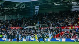 Para-pemain-Manchester-City-memberikan-penghormatan-ke-para-pendukungnya.jpg