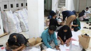 Para-petugas-saat-melipat-dan-sortir-kertas-suara-Pilkada-2024-di-HST.jpg