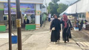 Para-peziarah-PULANG-DARI-Makam-Datu.jpg