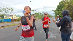 Para-runners-Mengambil-air-minum-di-jarak-7-kilometer.jpg
