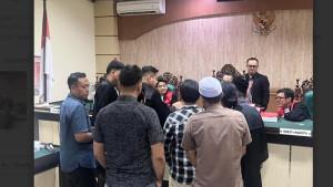 Para-saksi-serta-terdakwa-saat-diperlihatkan-sejumlah-barang-bukti-dari-JPU.jpg