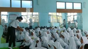 Para-siswa-dan-Siswi-SMPN-1-HST-saat-dalam-penerimaan-siswa-baru-s2.jpg