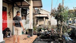 Pasrah-Fery-Kurniawan-melihat-rumahnya-yang-ikut-terbakar-di-Kompleks-Kayutangi-2.jpg