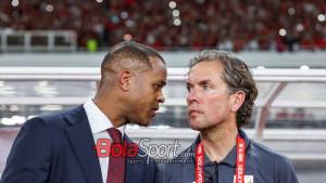 Patrick-Kluivert-berdiskusi-dengan-Alex-Pastoor-saat-memantau-timnas-Indonesia.jpg