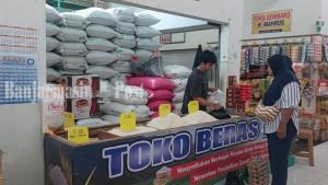 Pedagang-beras-di-Pasar-Bauntung-Banjarbaru-sedang-melayani-pembeli-Jumat-2692025.jpg