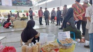 Pedagang-di-Pasar-Rakyat-disapa-Bupati-Tabalong-H-Anang-Syakhfiani-Kamis-16032023.jpg