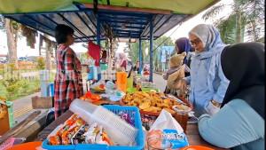 Pedagang-gorengan-di-Pelaihari-sibuk-melayani-pembeli.jpg