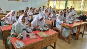 Pelajar-SMAN-1-Pelaihari-antusias-menyantap-MBG.jpg