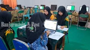 Pelajar-dari-MAN-2-Tapin-tampak-serius-menjawab-soal-Omi-TAPIN.jpg
