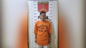 Pelaku-Begal-payudara-berinisial-T-24-saat-diamankan-di-Polsek-Satui.jpg