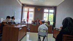 Pelaku-Pembunuhan-santri-saat-menjalani-sidang-putusan-di-Pengadilan-Negeri-Barabai.jpg