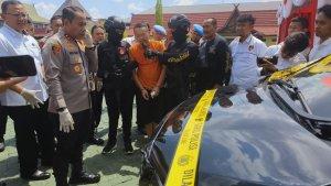 Pelaku-Rama-kaus-oren-beserta-barang-bukti-mobil-Toyota-Alphard.jpg