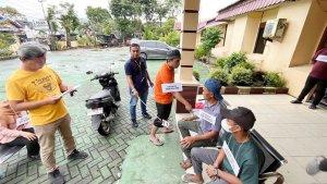 Pelaku-pembunuhan-Ivan-memeragakan-cara-menusuk-korban-di-Polsekta-Banjarmasin-Selatan.jpg
