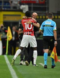 Pelatih-AC-milan-dan-Rafael-Leao-saling-berpelukan.jpg