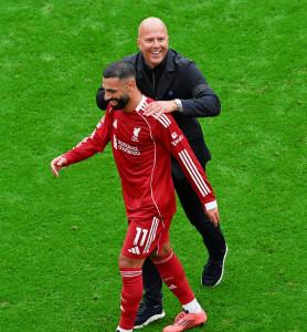 Pelatih-Arne-Slot-dan-Mohamed-Salah-bercanda-usai-laga-lawan-Everton-di-Liga-Inggris.jpg