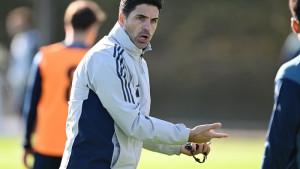 Pelatih-Arsenal-saat-berada-di-pinggir-lapangan-memberikan-instruksi.jpg
