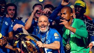 Pelatih-Chelsea-Enzo-Maresca-senyum-lebar-saat-mengangkat-tropi-Piala-Dunia-Antarklub-2025.jpg
