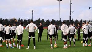 Pelatih-Liverpool-Arne-Slot-memimpin-anak-asuhnya-dalam-latihan.jpg