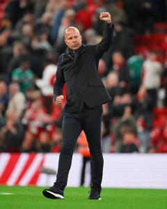 Pelatih-Liverpool-Arne-Slot-menyapa-fans-Liverpool-yang-hadir-di-stadion.jpg