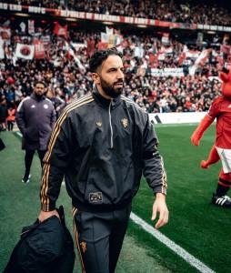 Pelatih-Manchester-United-Ruben-Amorim-memasuki-lapangan-saat-laga-Liga-Inggris.jpg